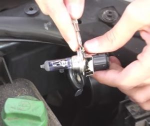 How To Replace the Headlight Bulbs on a 2002 Volkswagen Passat