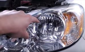 How to Replace headlight bulb 2003-2008 Toyota Corrolla