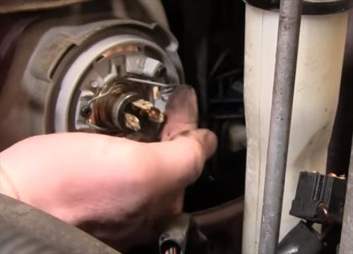 How to Replace Headlight Bulb 1997–2002 Toyota Sienna Step 4